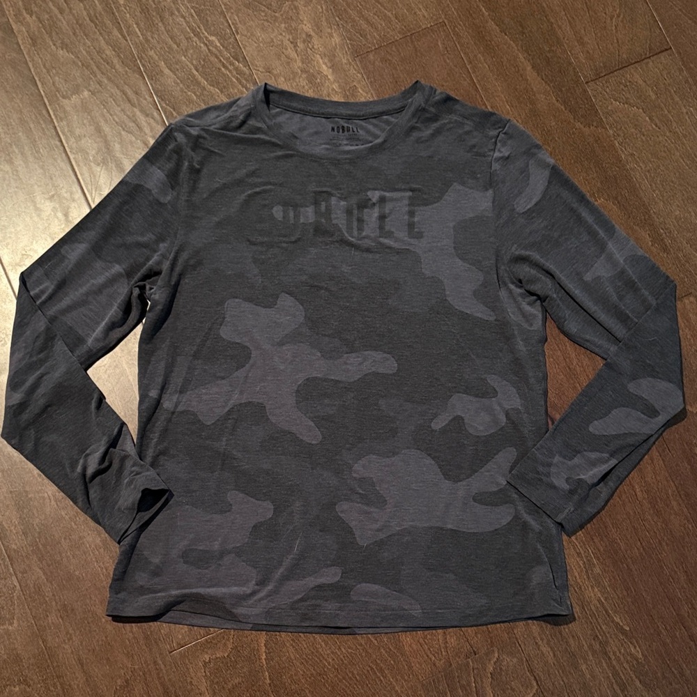 NOBULL Men's Gray Camouflage Long Sleeve Tee